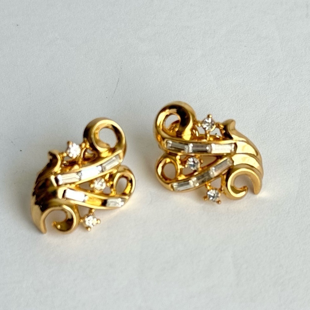 Vintage Trifari Earrings Gold Tone Rhinestone‎ Baguette Clip On Waves Swirl 60s - Picture 3 of 7